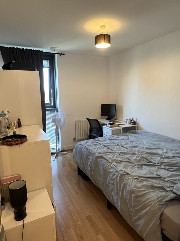 Room Blackwall Way in Greater London