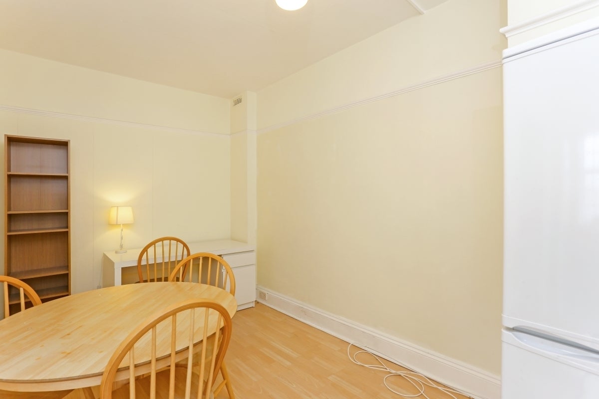 Flat Finchley Road in Greater London
