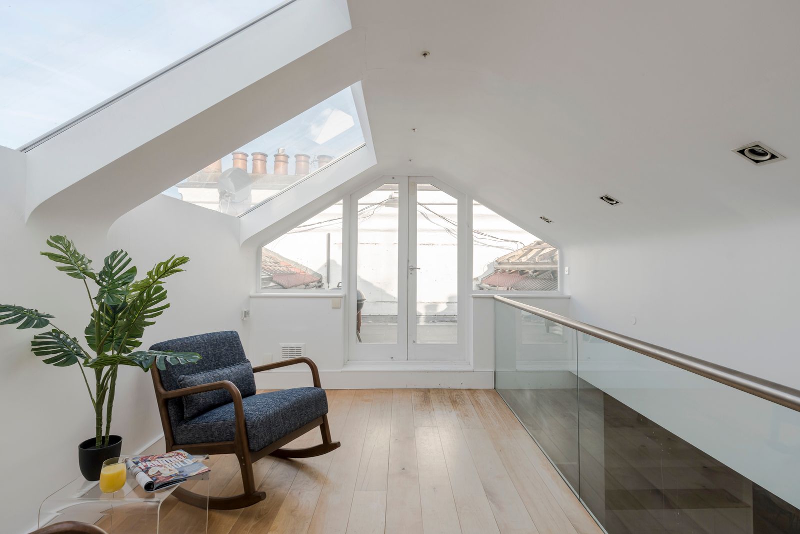 Flat Roland Gardens in Greater London