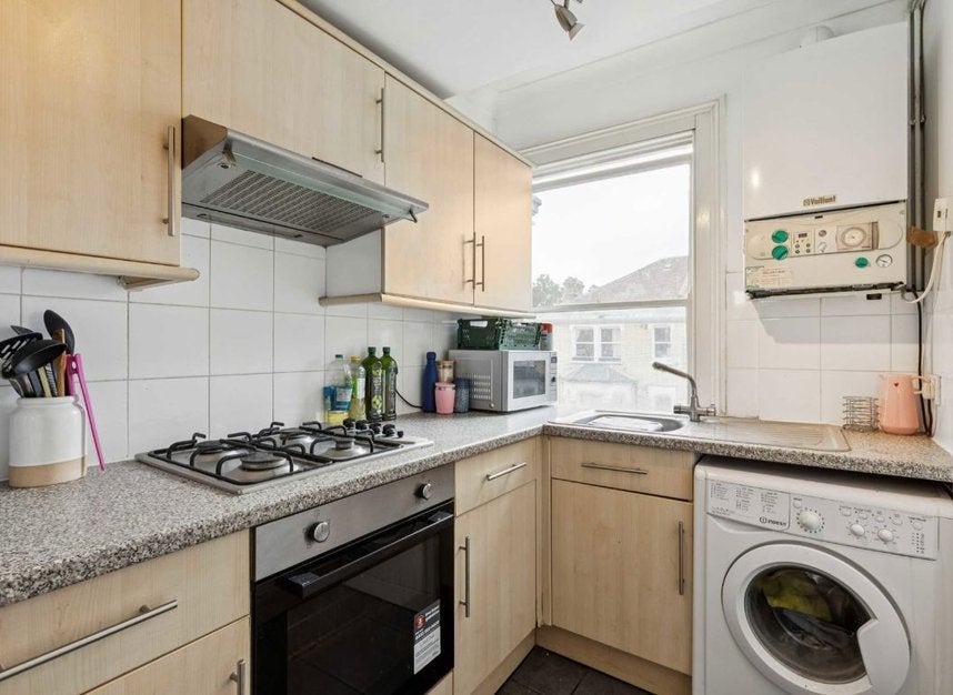 Flat Prideaux Road in Greater London
