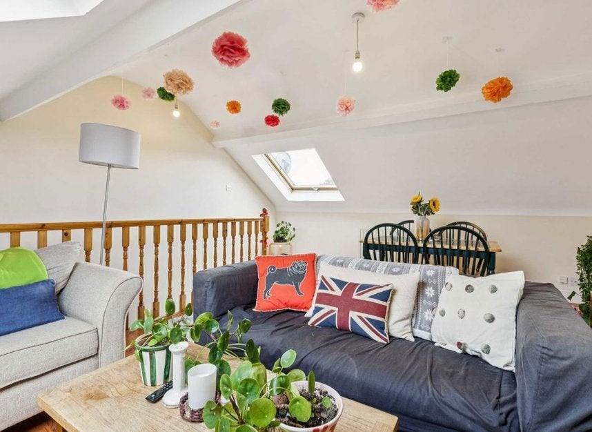 Flat Prideaux Road in Greater London