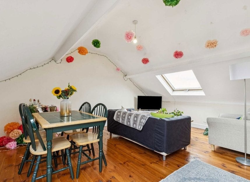 Flat Prideaux Road in Greater London