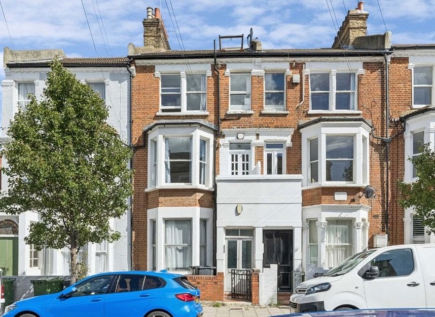 Flat Prideaux Road in Greater London