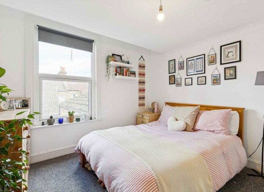 Flat Prideaux Road in Greater London