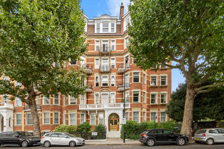 Flat Marloes Road in Greater London