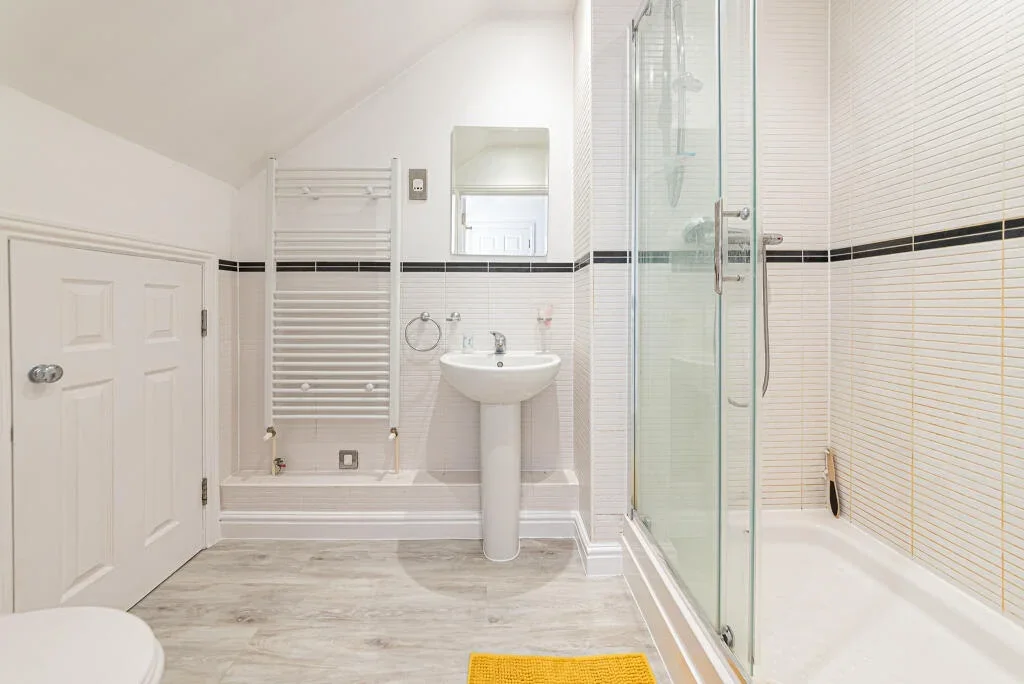 Room Brook Avenue in Ascot