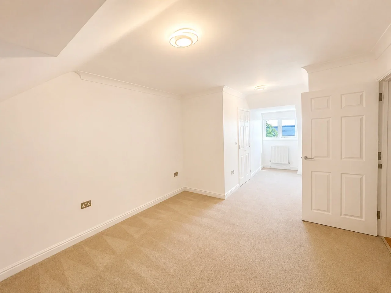 Room Brook Avenue in Ascot