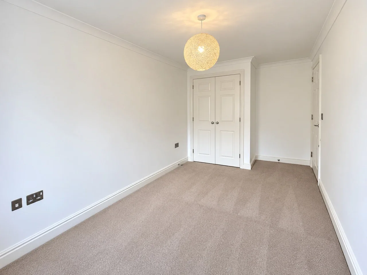 Room Brook Avenue in Ascot