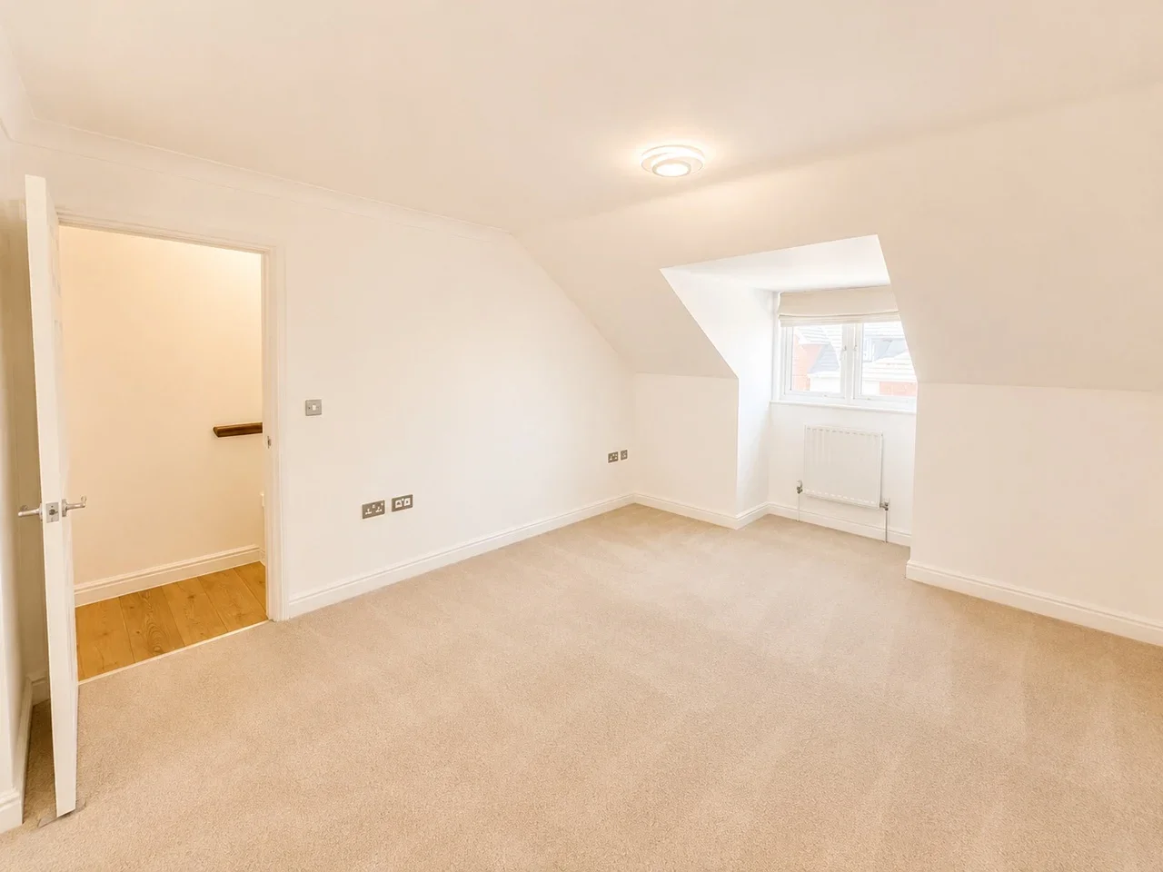 Room Brook Avenue in Ascot