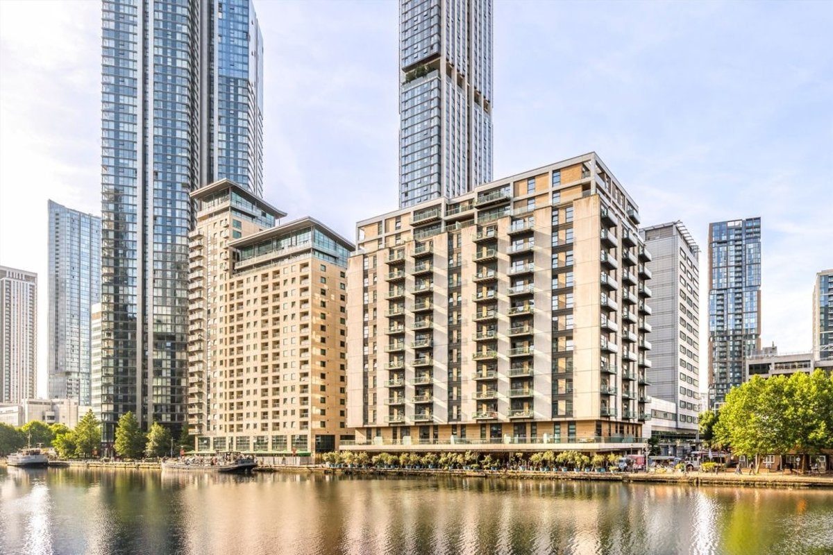 Flat Marsh Wall in Greater London