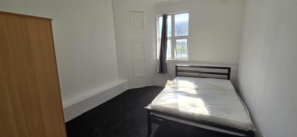 Flat Glenarm Road in London