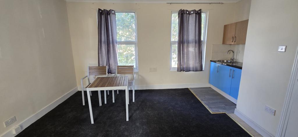 Flat Glenarm Road in London