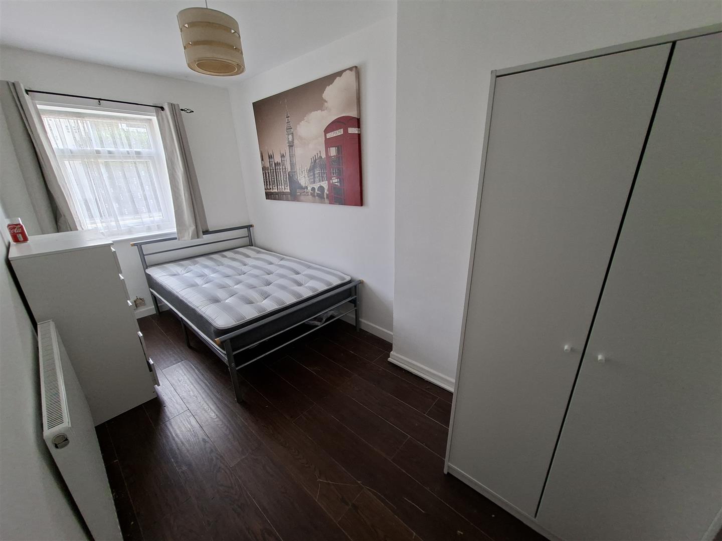 Flat Mackintosh Place in Cardiff
