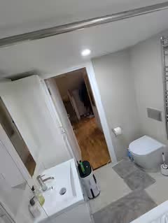 Room Gatton Road in Greater London