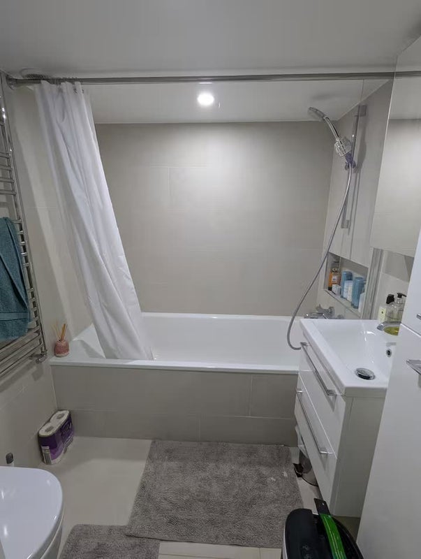 Room Gatton Road in Greater London