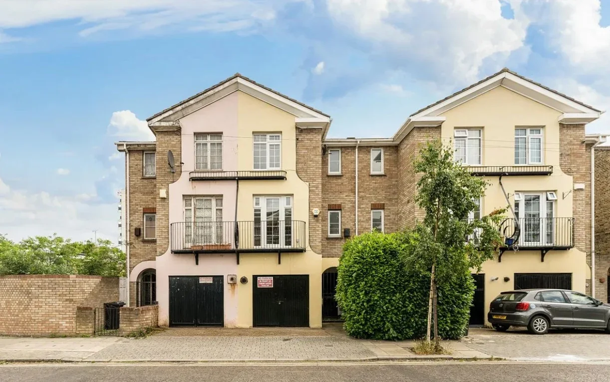 House Harrowgate Road in Greater London