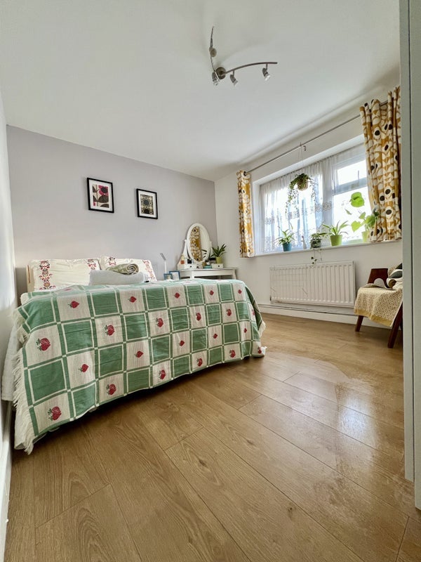 Room Bromholm Road in Greater London