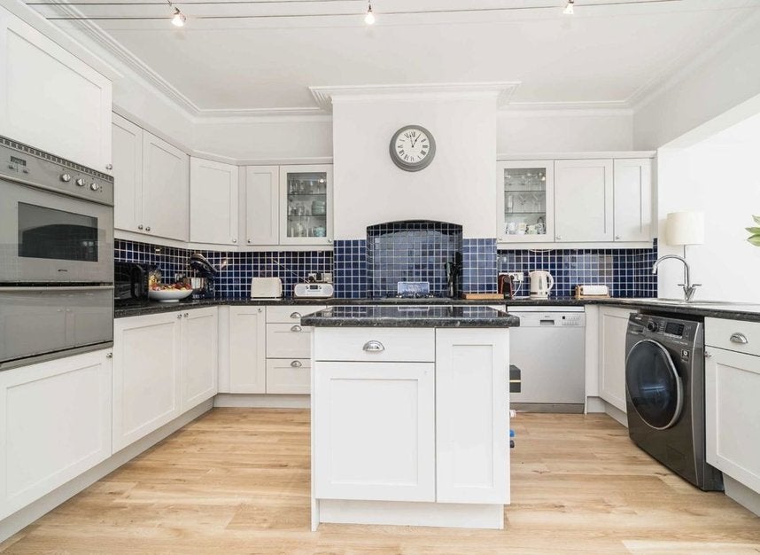 Flat Chatsworth Avenue in Greater London