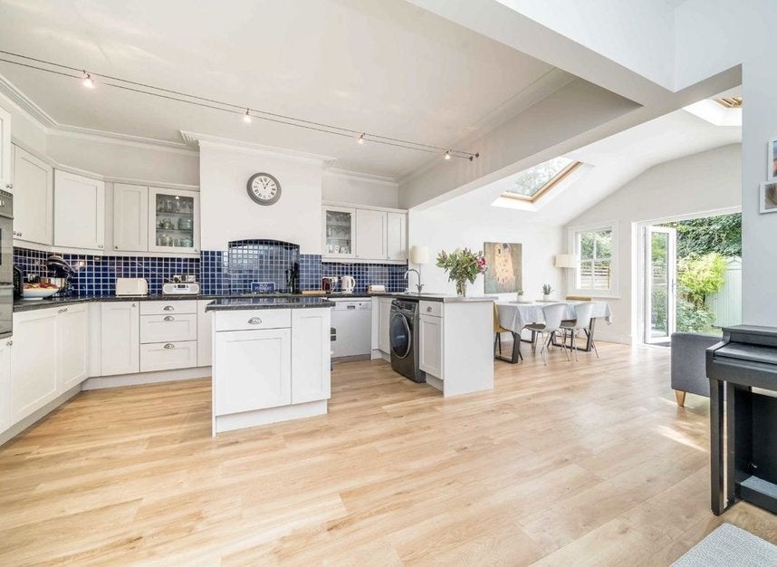 Flat Chatsworth Avenue in Greater London