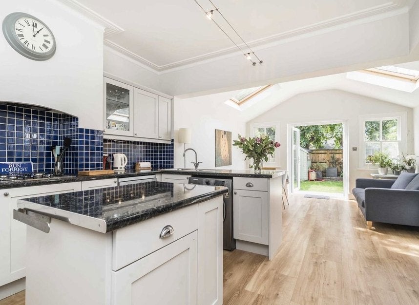 Flat Chatsworth Avenue in Greater London