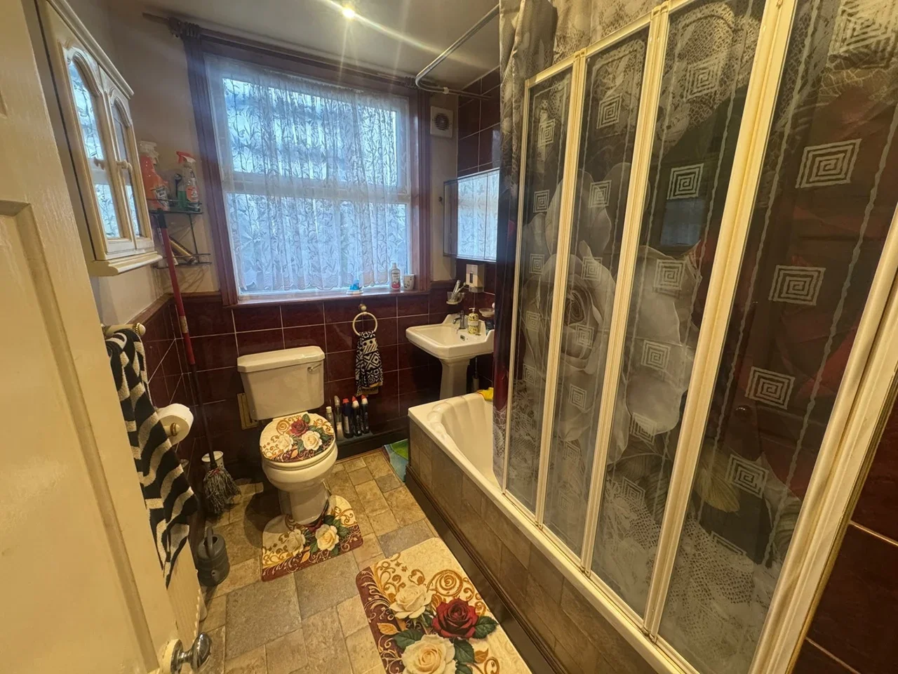 Room Pentlands Close in Greater London