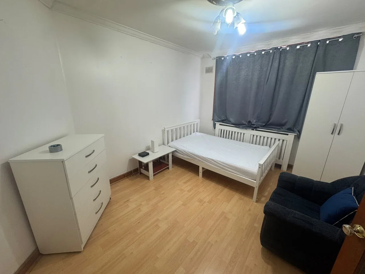 Room Pentlands Close in Greater London