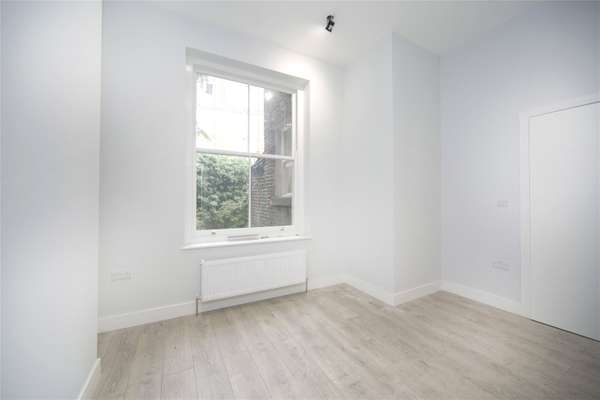Flat Almeida Street in Greater London