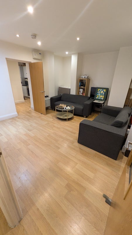Room Blackstock Road in Greater London