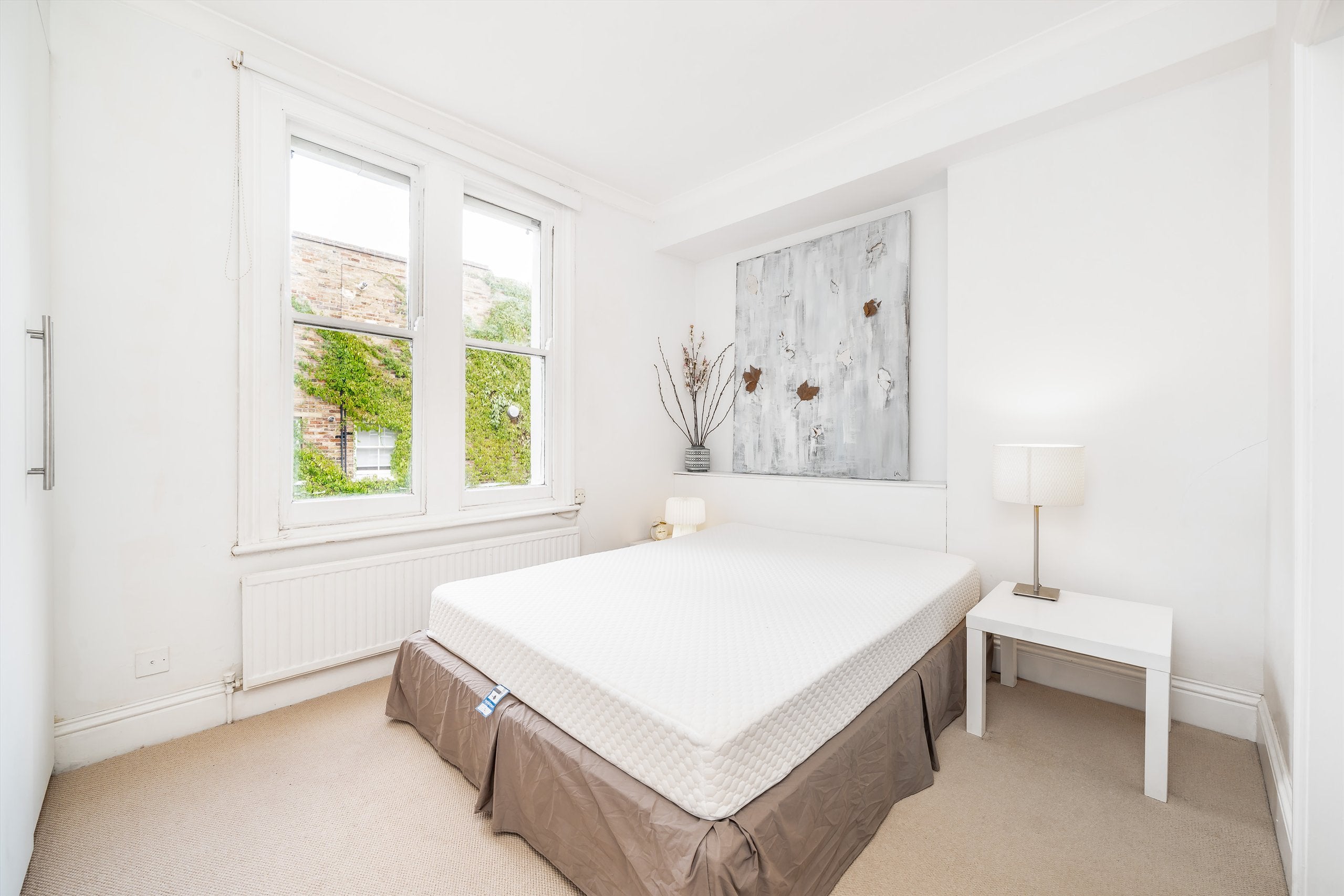 Flat Holland Road in Greater London