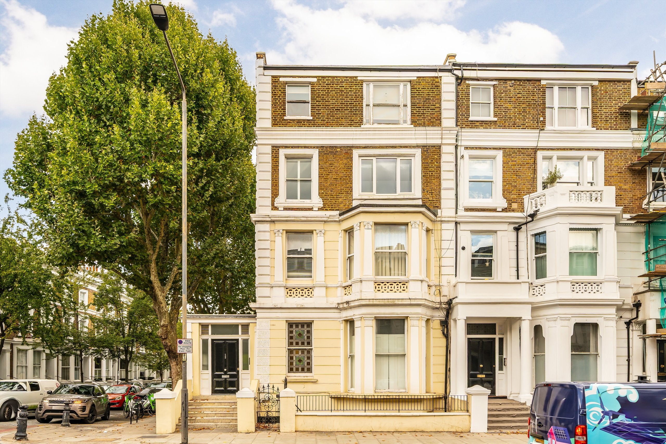 Flat Holland Road in Greater London