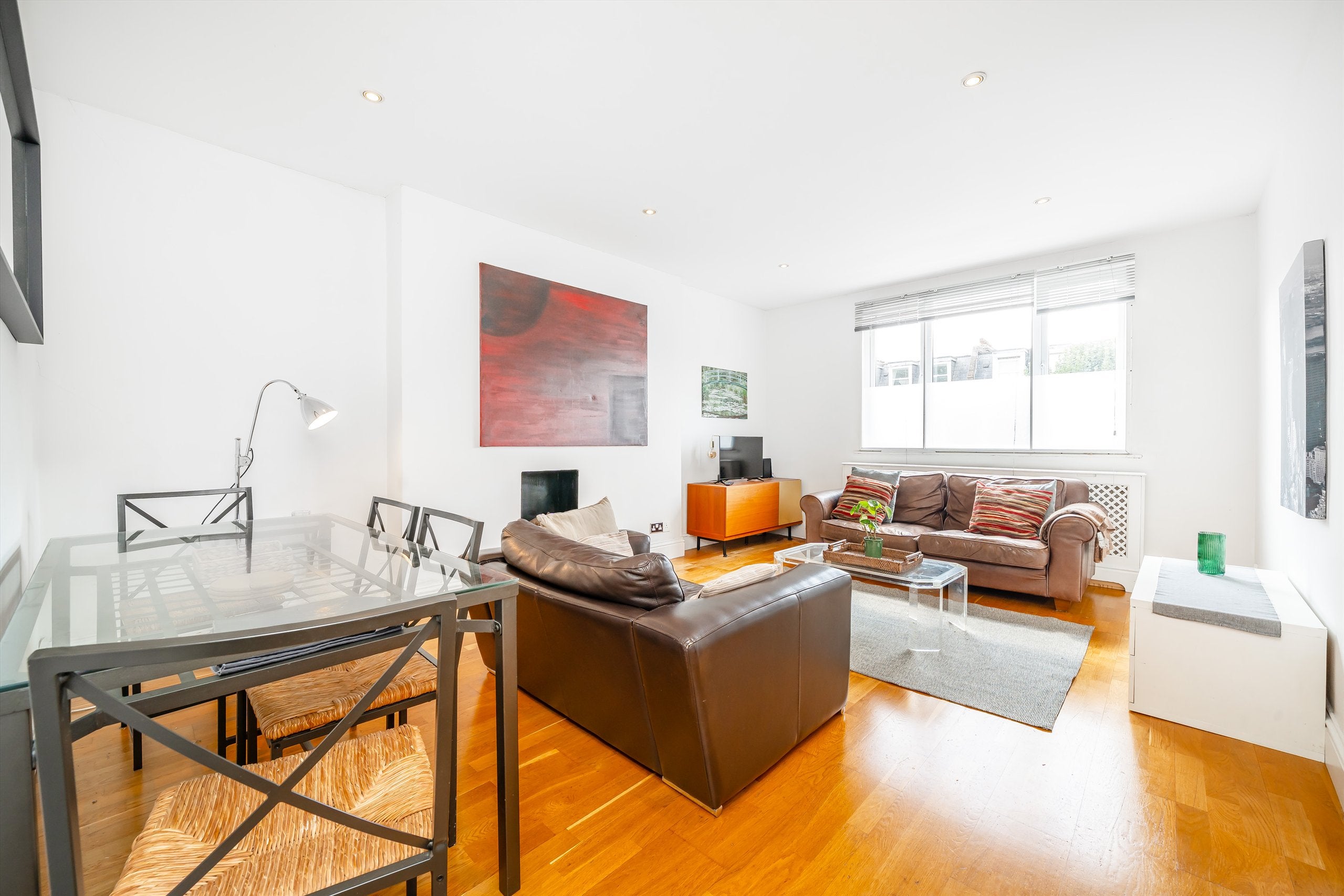 Flat Holland Road in Greater London
