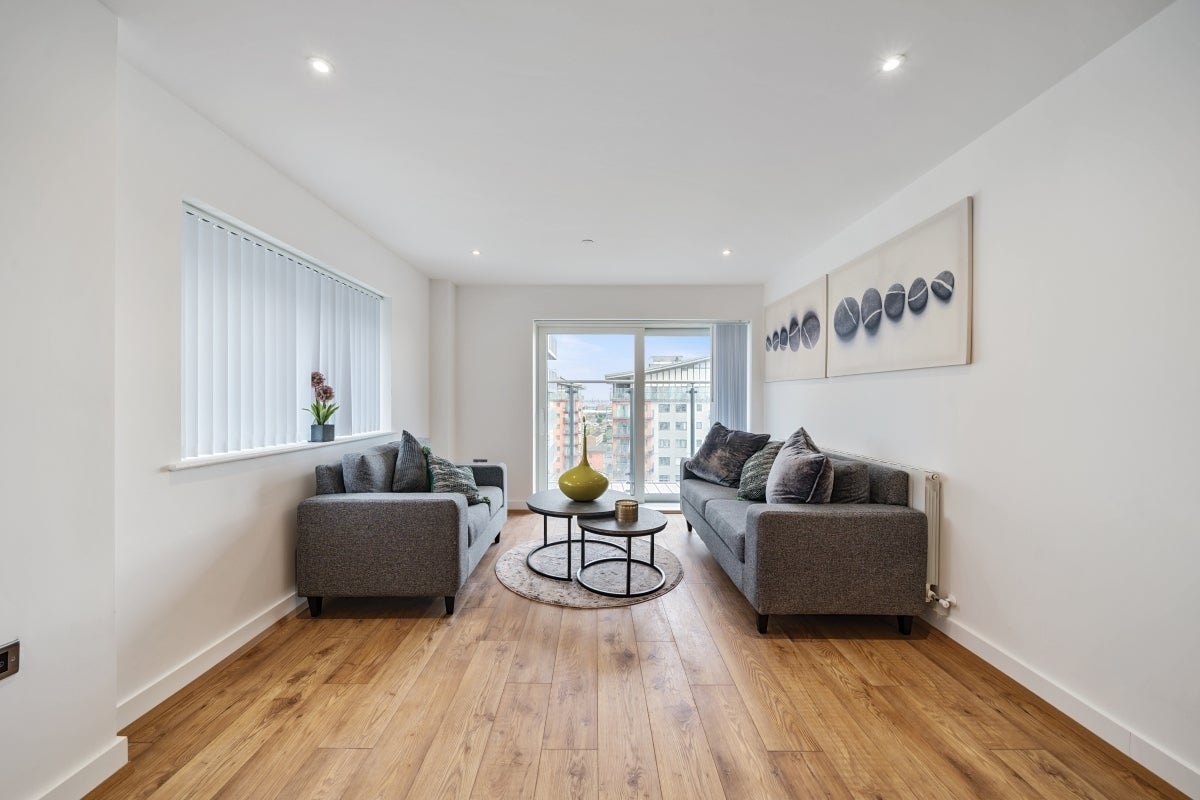 Flat Mast Quay in Greater London
