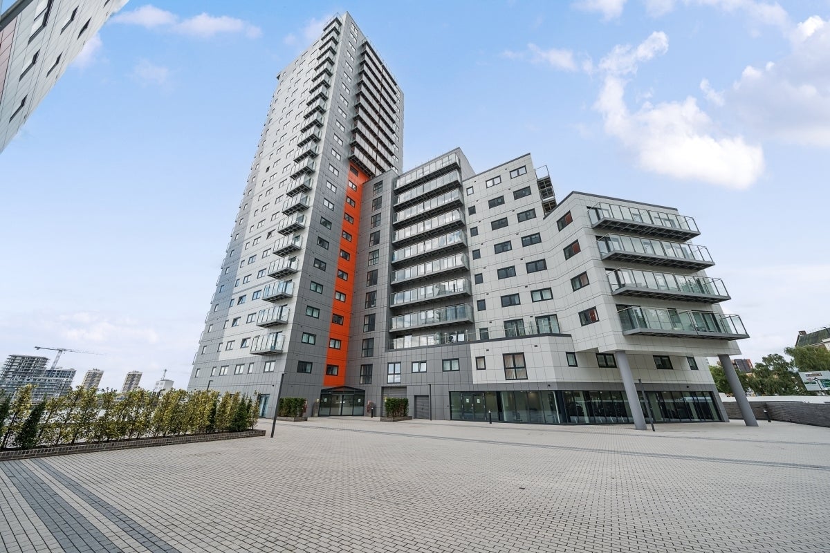 Flat Mast Quay in Greater London