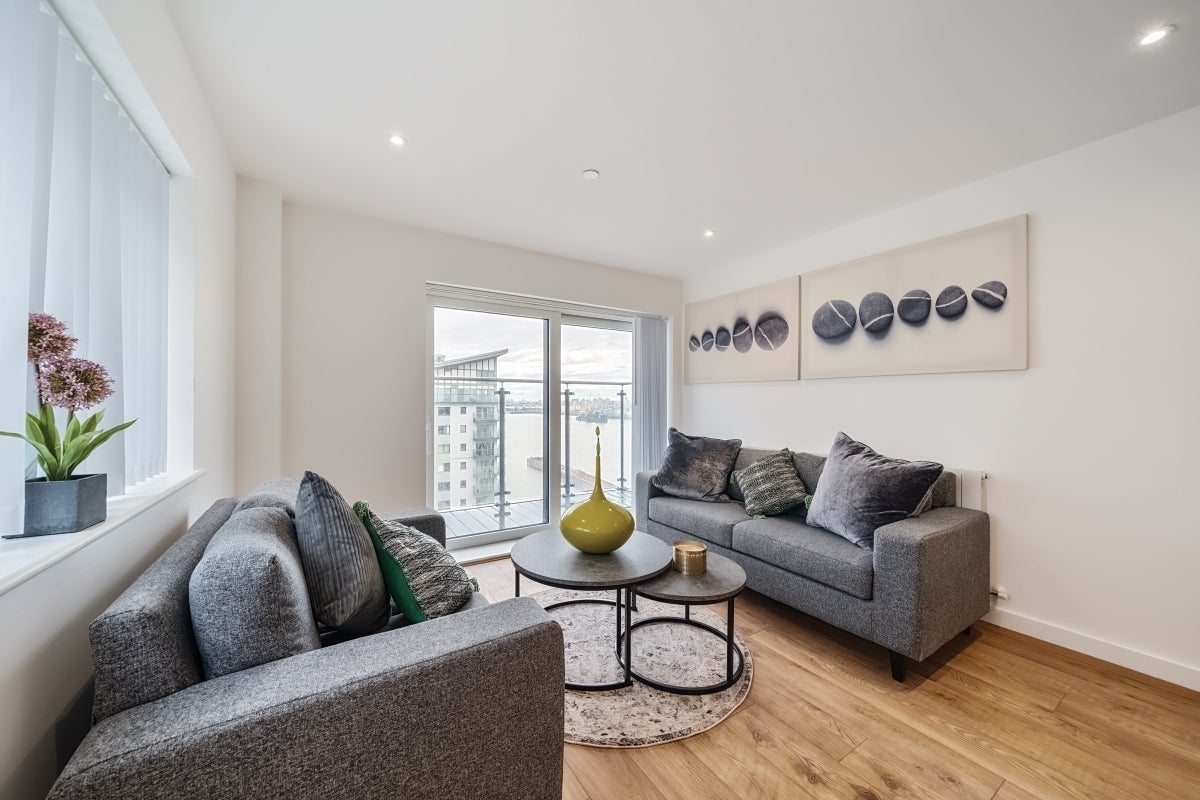 Flat Mast Quay in Greater London
