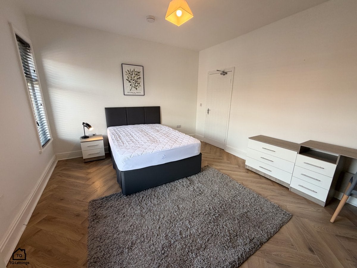 Room Orford Avenue in Warrington