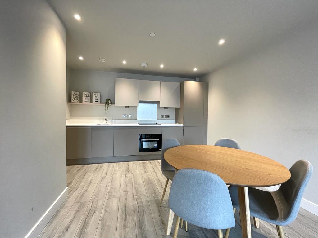 Flat Petersfield Avenue in Slough