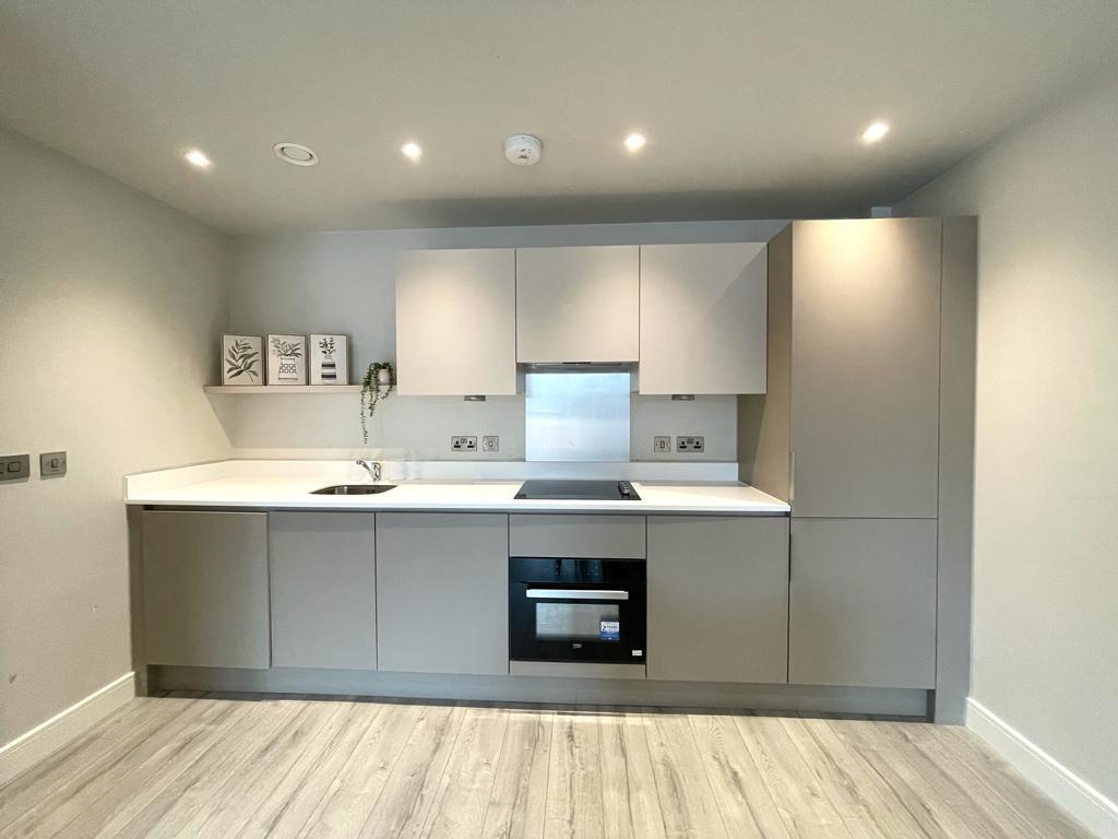 Flat Petersfield Avenue in Slough