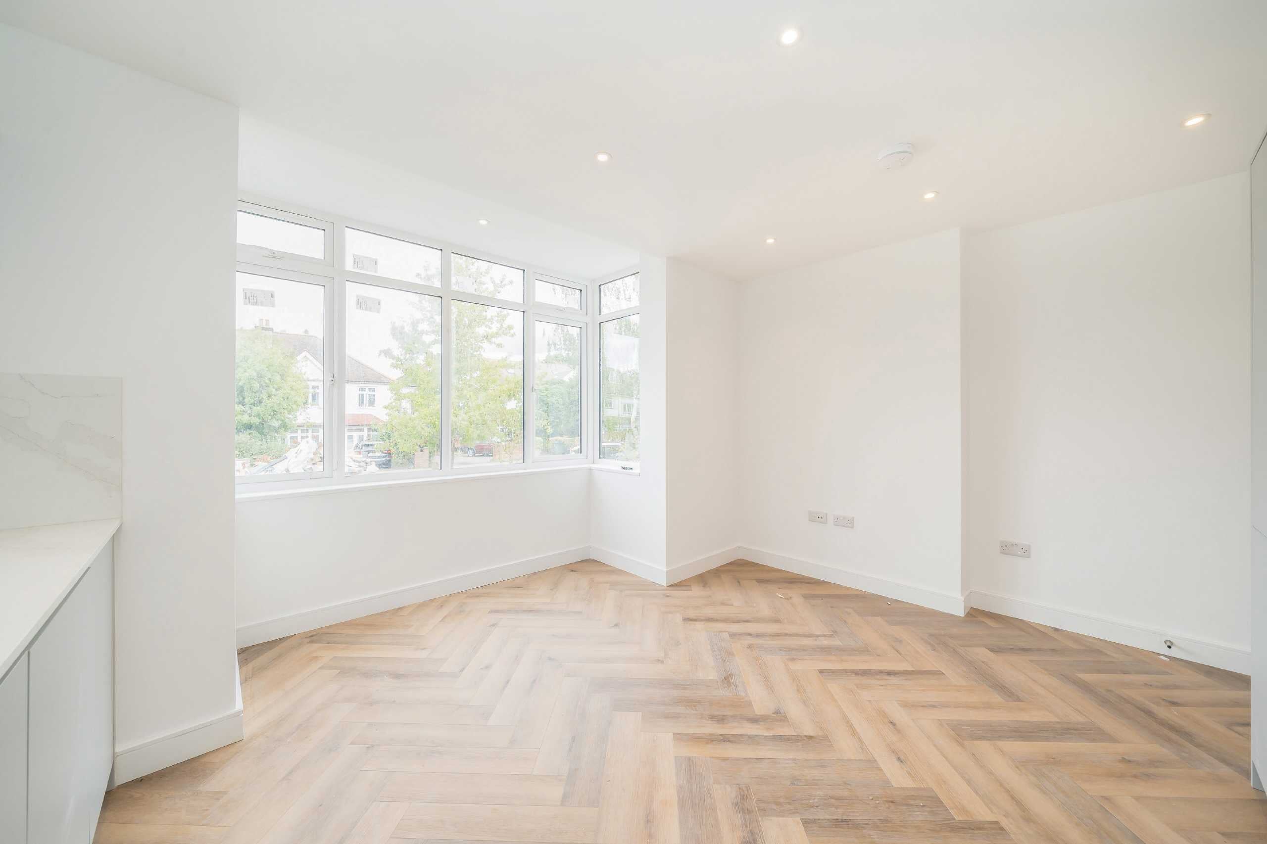 Flat Woodbourne Avenue in Greater London