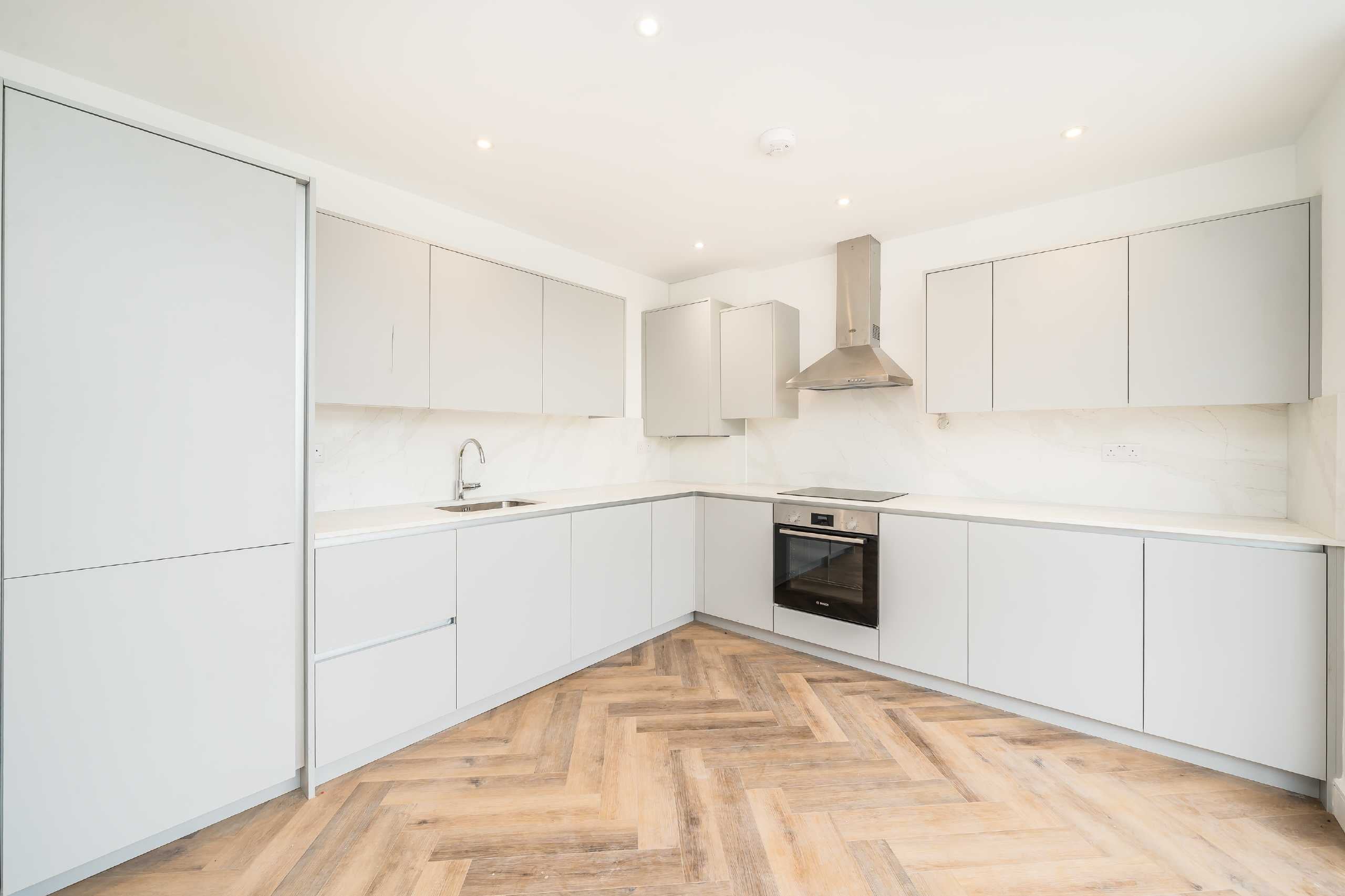 Flat Woodbourne Avenue in Greater London