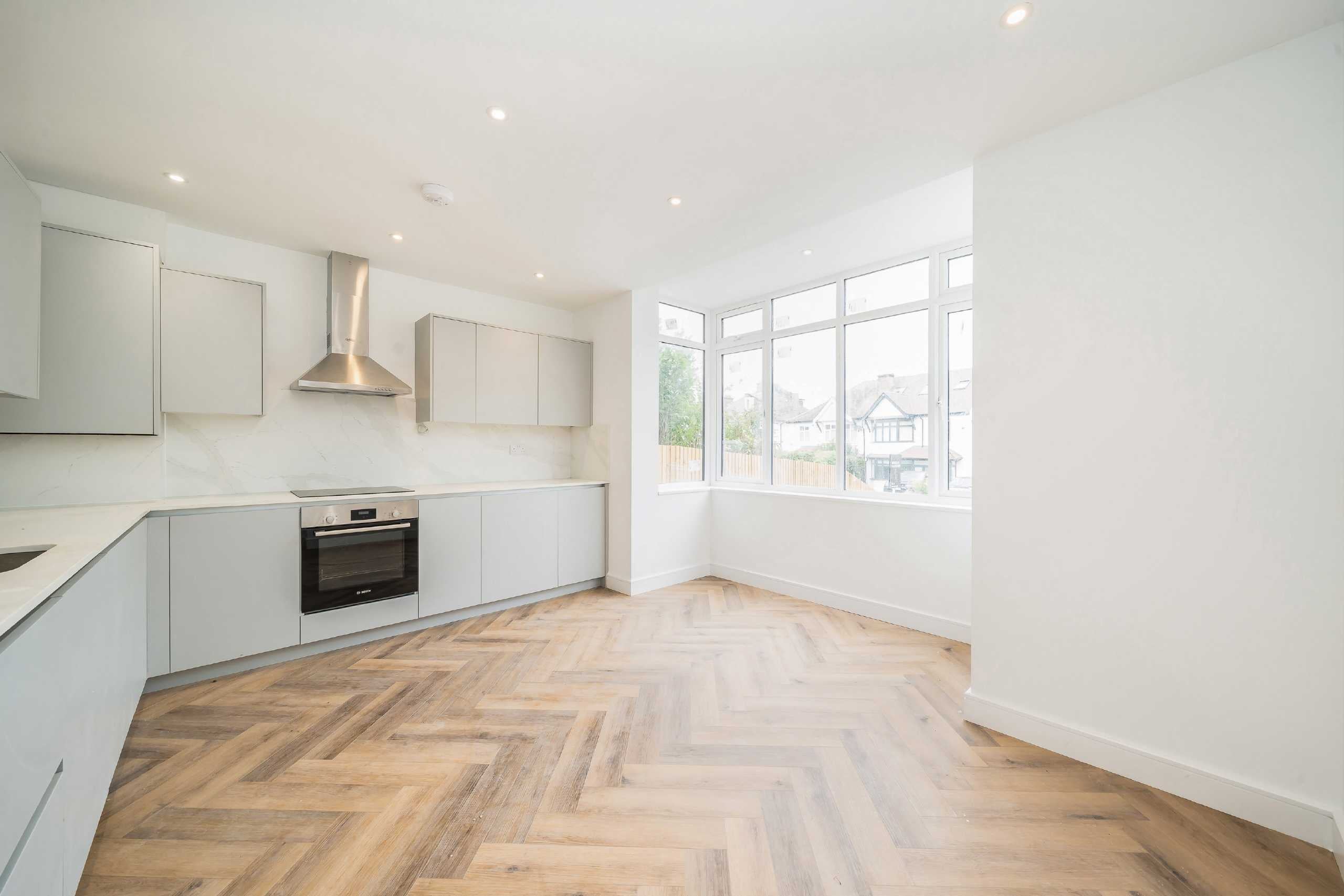 Flat Woodbourne Avenue in Greater London