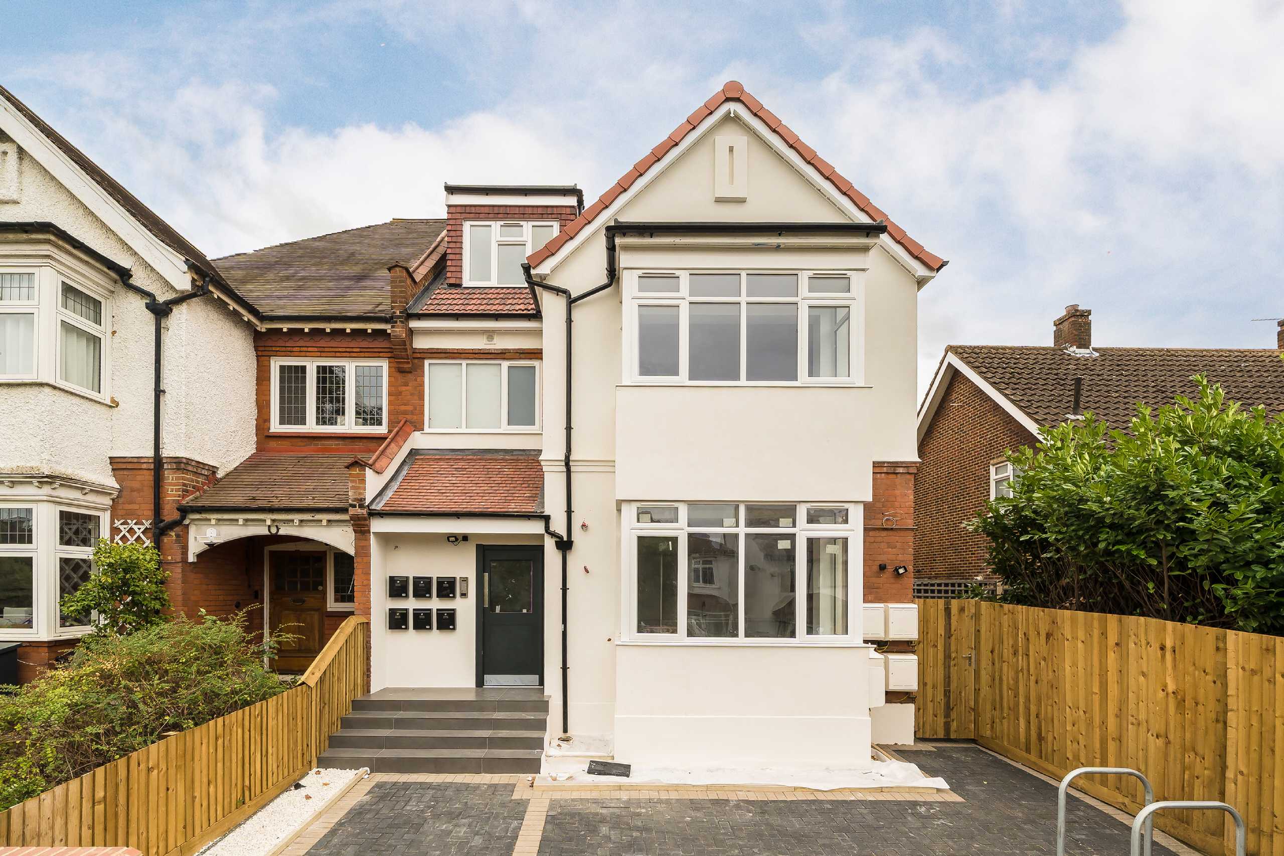 Flat Woodbourne Avenue in Greater London