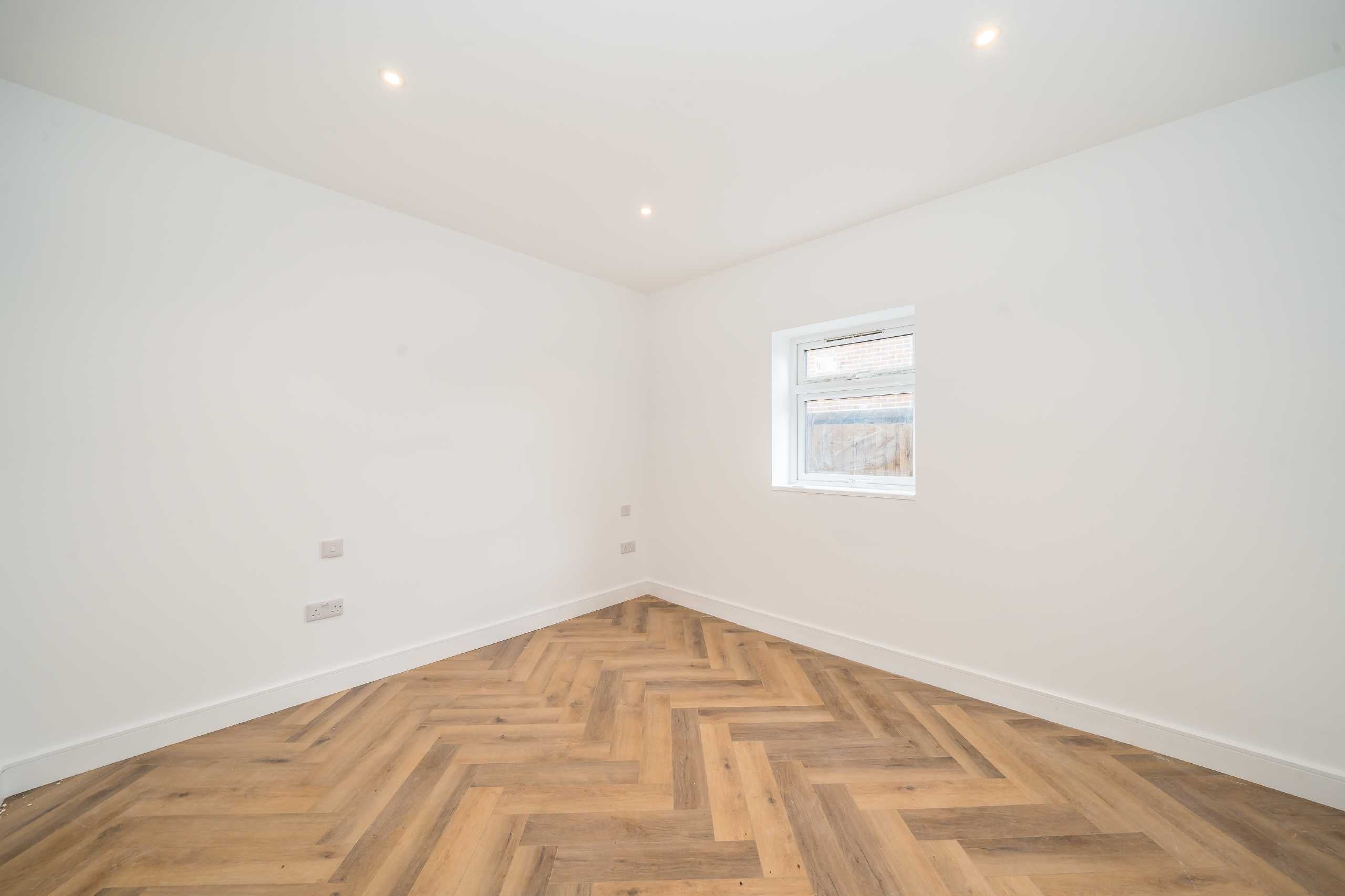 Flat Woodbourne Avenue in Greater London