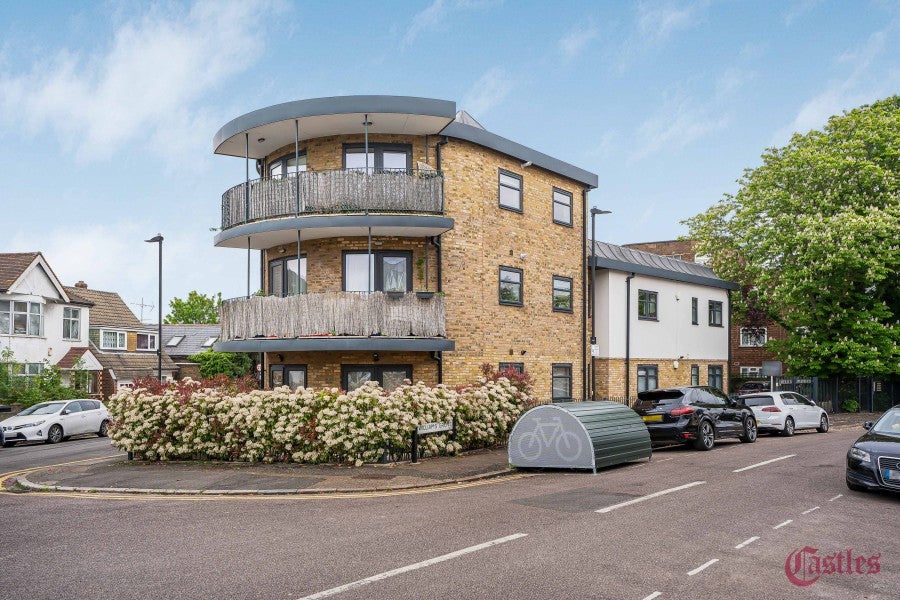 Flat Ewart Grove in Greater London
