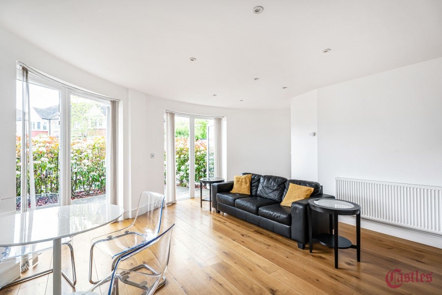 Flat Ewart Grove in Greater London