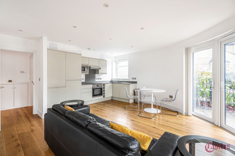Flat Ewart Grove in Greater London