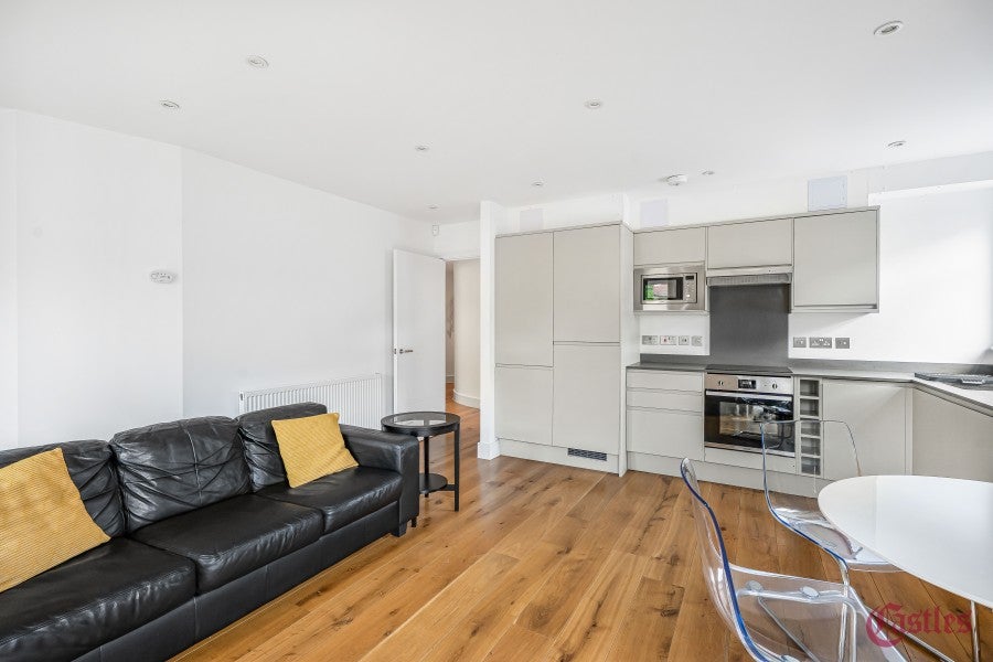 Flat Ewart Grove in Greater London