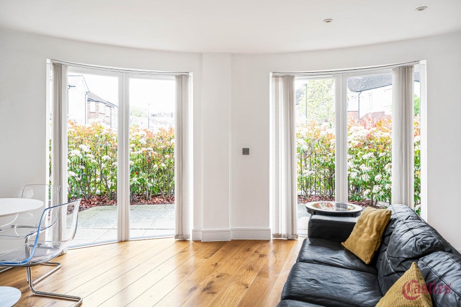 Flat Ewart Grove in Greater London