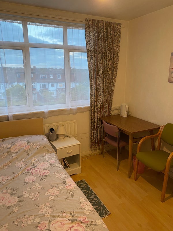 Room Upsdell Avenue in Greater London