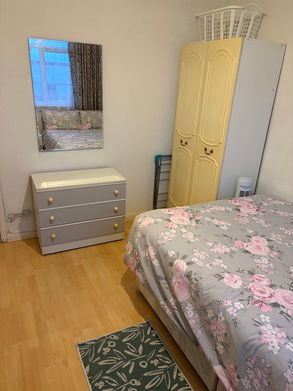 Room Upsdell Avenue in Greater London