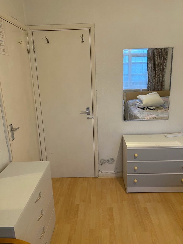 Room Upsdell Avenue in Greater London